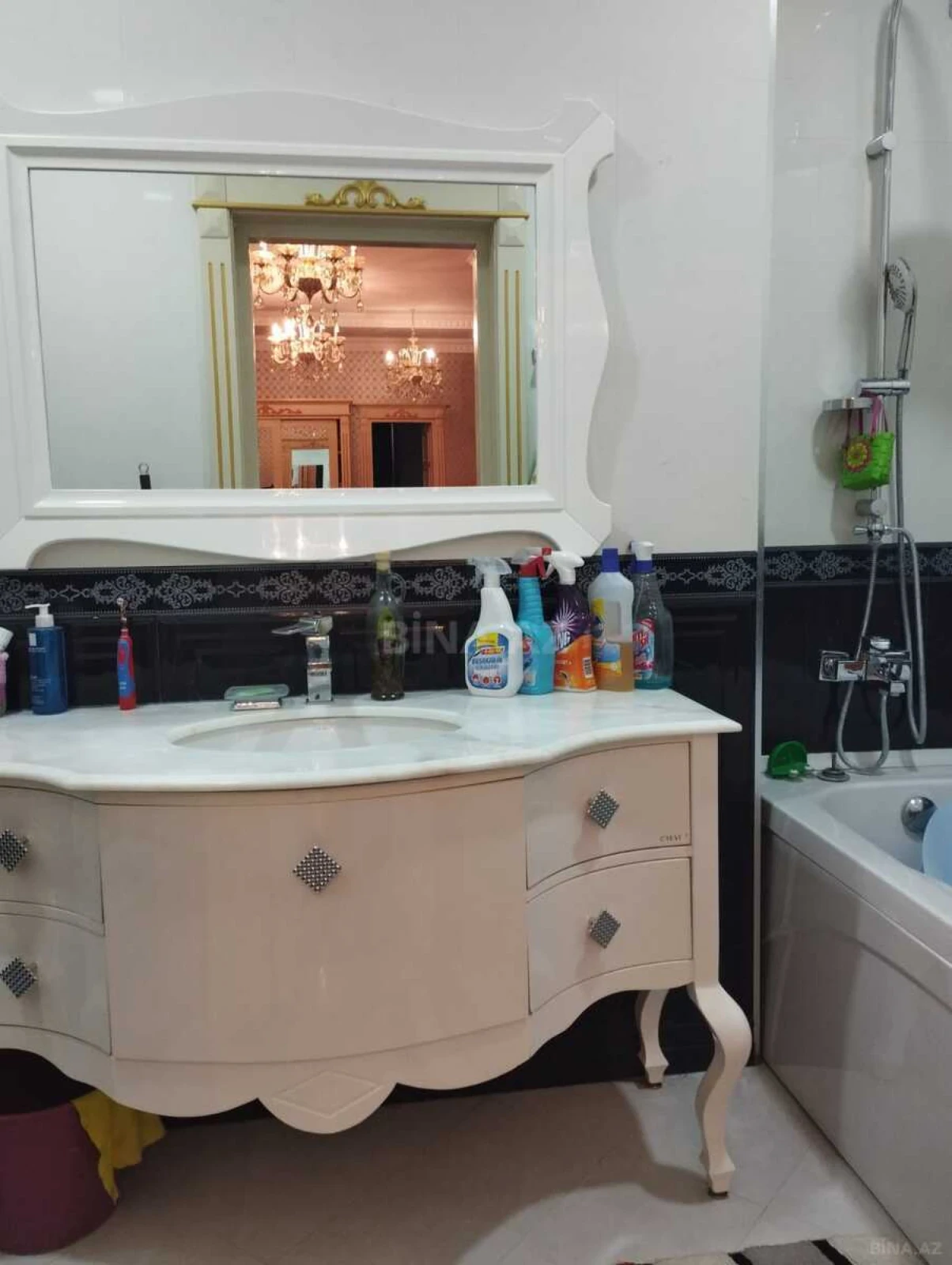 Kirayə verilir 5 otaqlı mənzil 230 m²