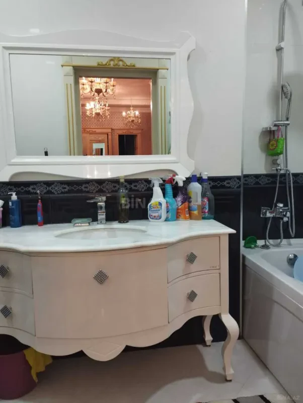 Kirayə verilir 5 otaqlı mənzil 230 m²