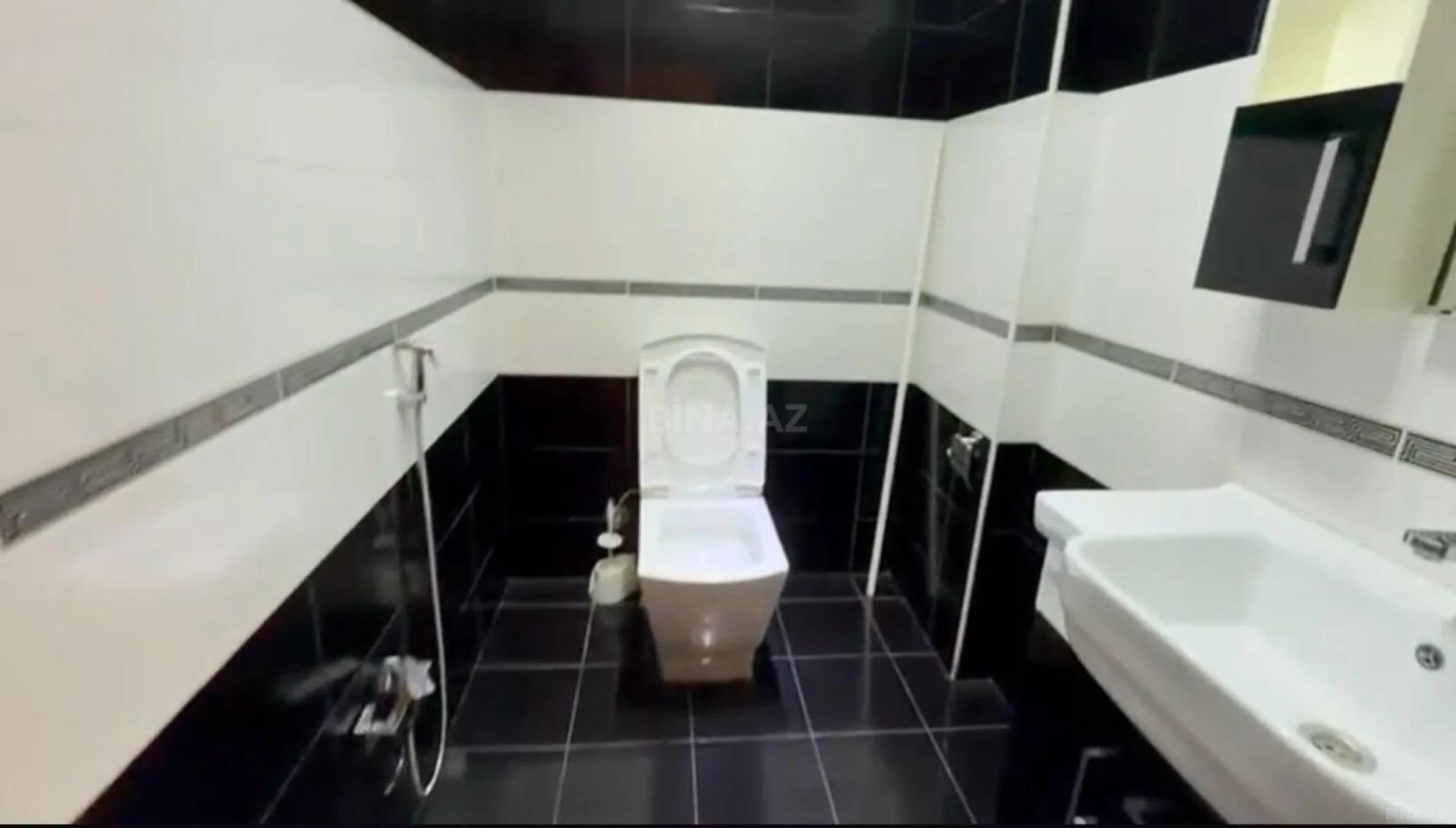 Kirayə verilir 3 otaqlı mənzil 127 m²