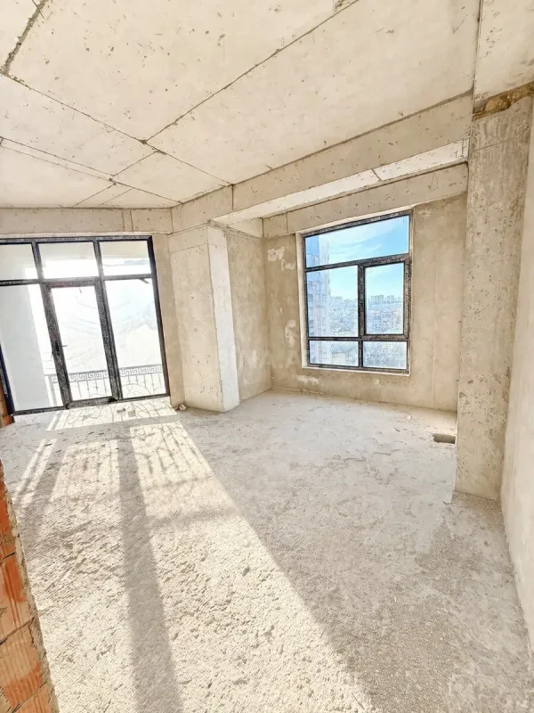 Satılır 4 otaqlı mənzil 196 m²