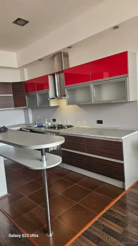 Kirayə verilir 4 otaqlı mənzil 136 m²