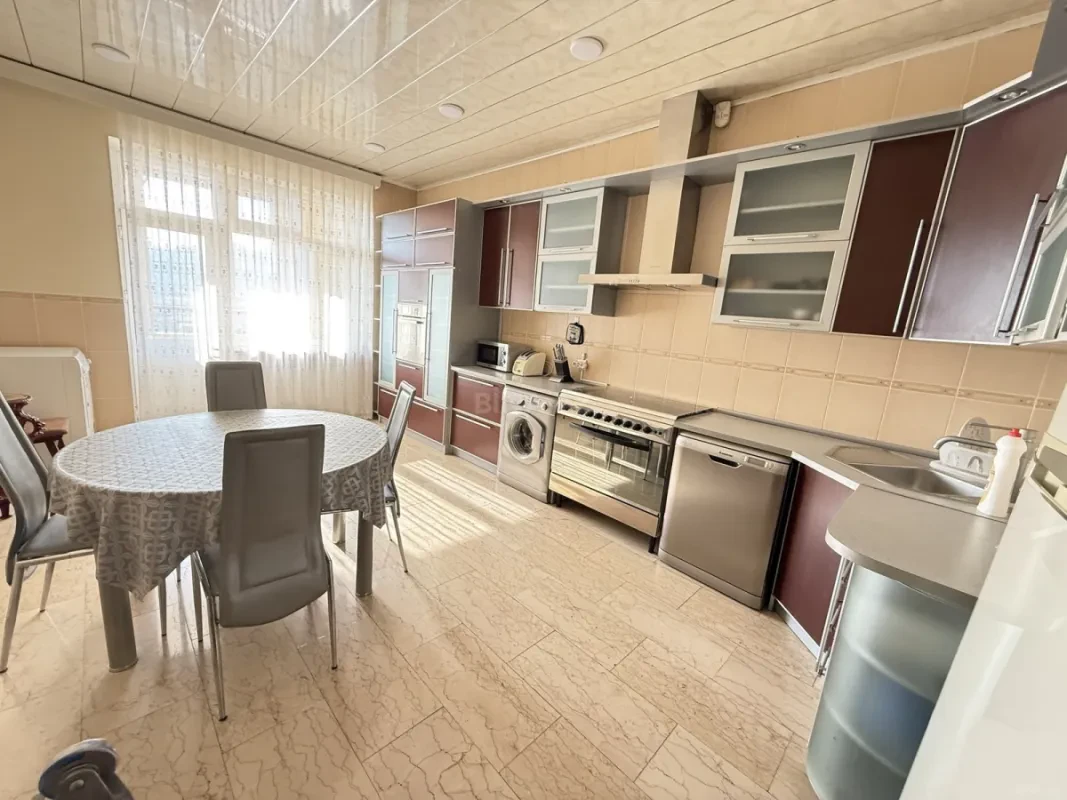 Kirayə verilir 4 otaqlı mənzil 199 m²