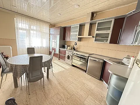 Kirayə verilir 4 otaqlı mənzil 199 m² — Bakı, Nizami 4 otaq 199.00 m²