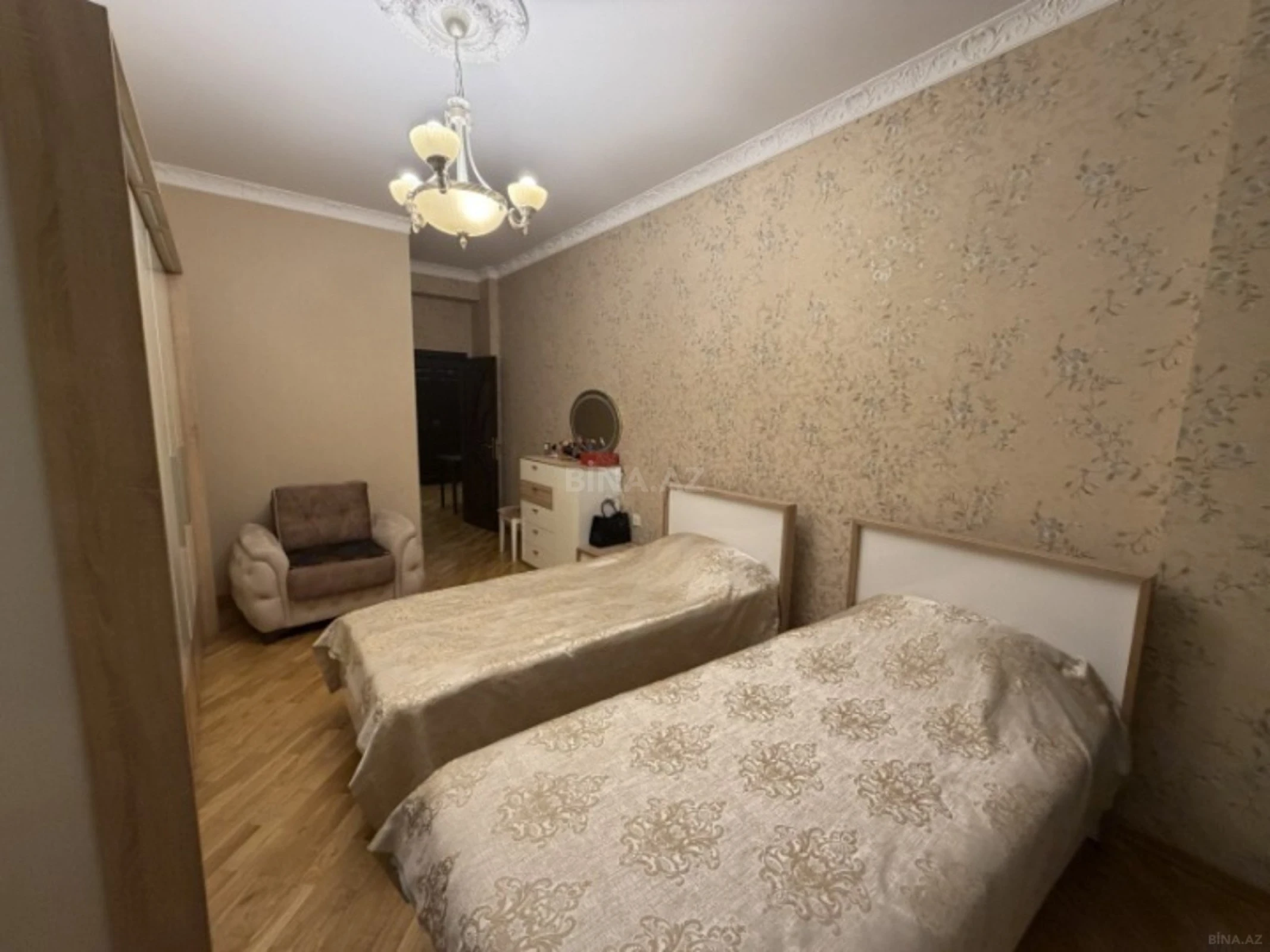 Satılır 2 otaqlı mənzil 108 m²