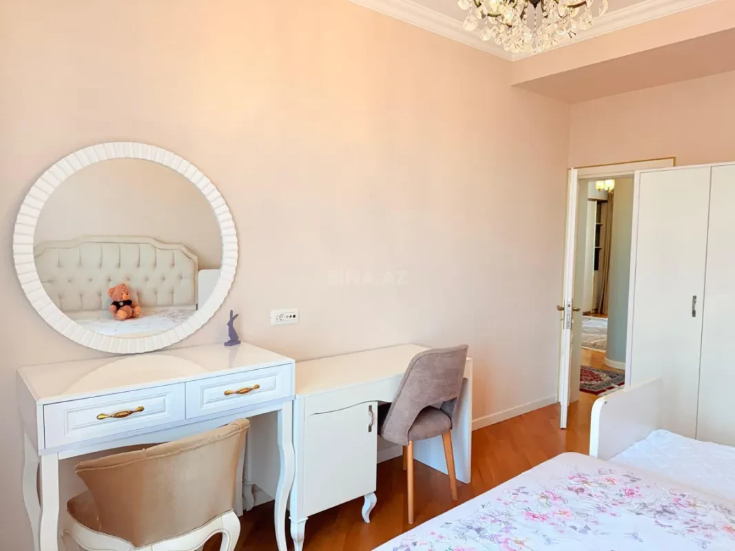 Kirayə verilir 5 otaqlı mənzil 210 m²