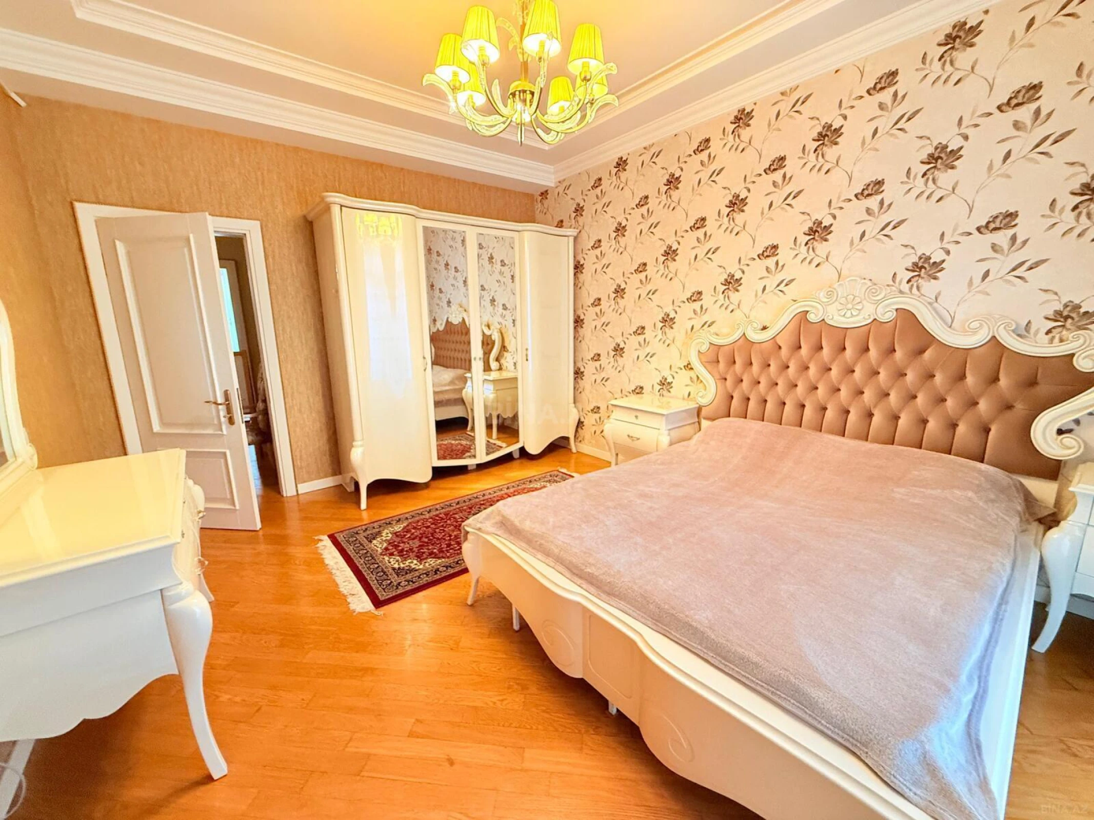 Kirayə verilir 5 otaqlı mənzil 210 m²