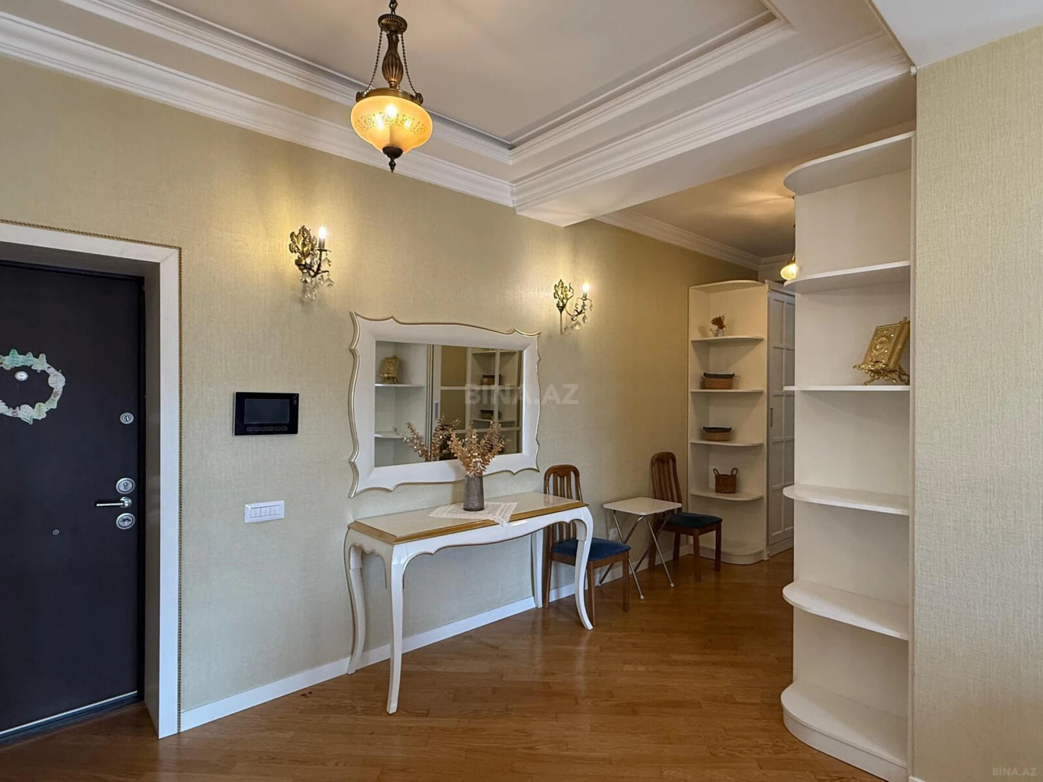 Kirayə verilir 5 otaqlı mənzil 210 m²