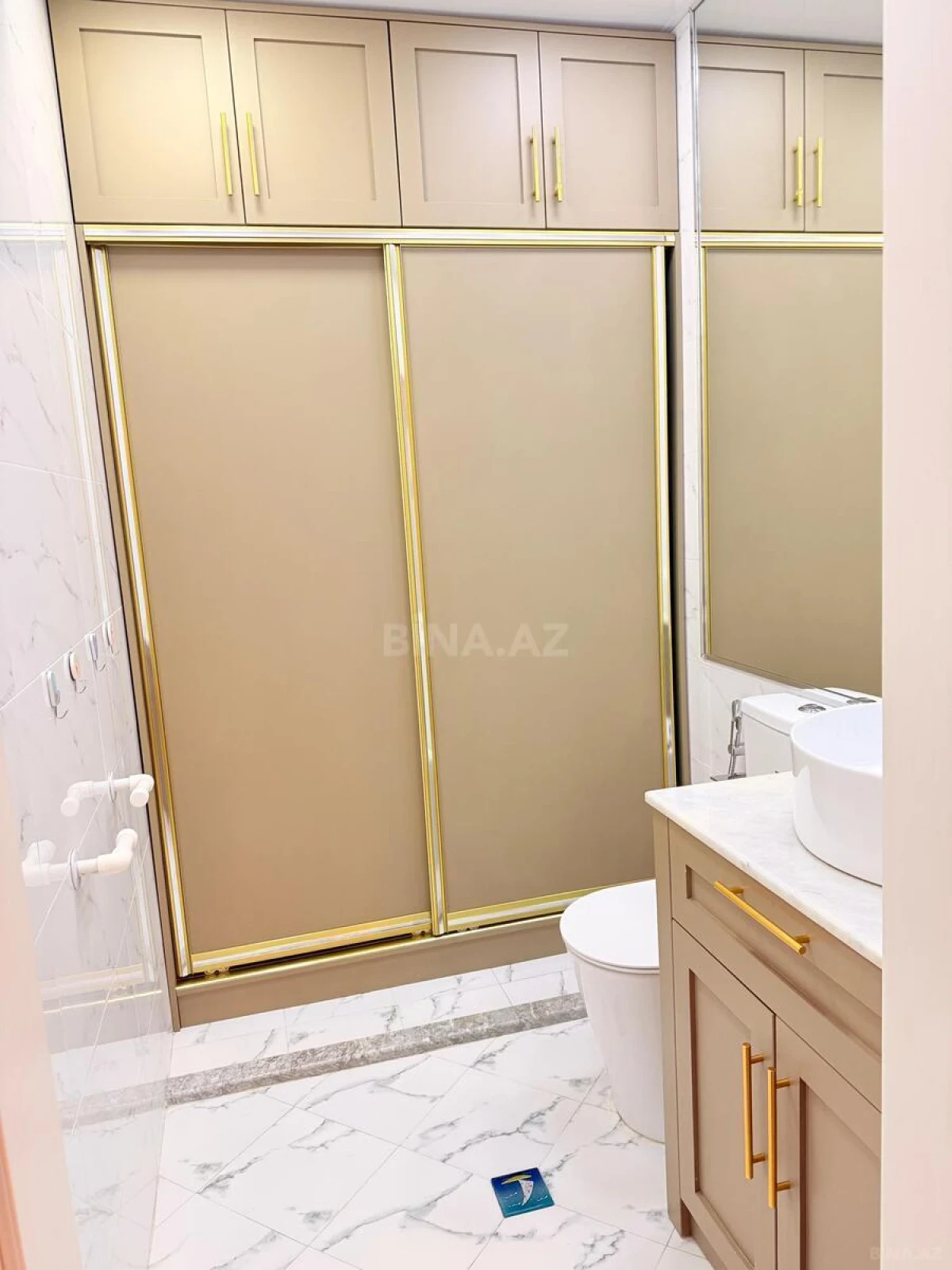 Kirayə verilir 5 otaqlı mənzil 210 m²