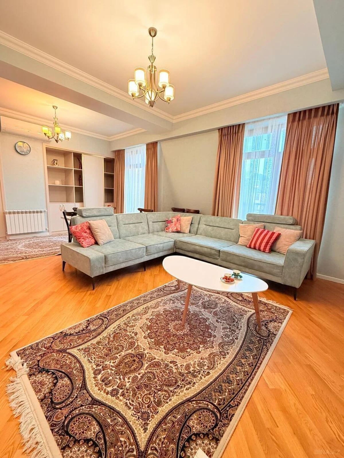 Kirayə verilir 5 otaqlı mənzil 210 m²