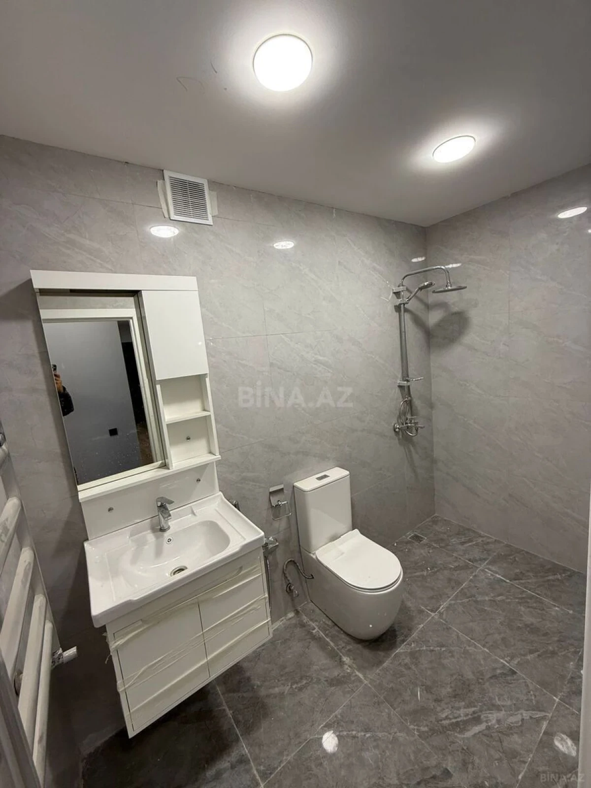 Satılır 2 otaqlı mənzil 82 m²