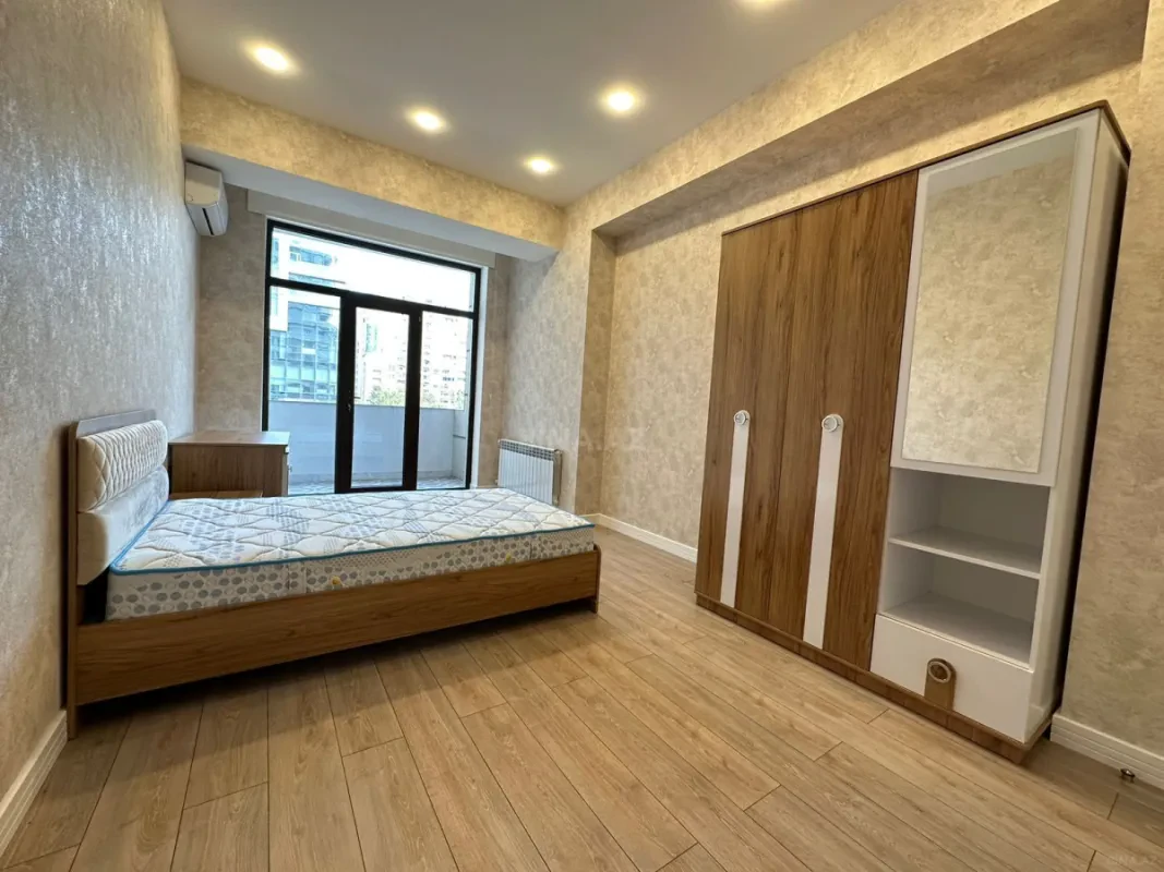 Kirayə verilir 4 otaqlı mənzil 175 m²