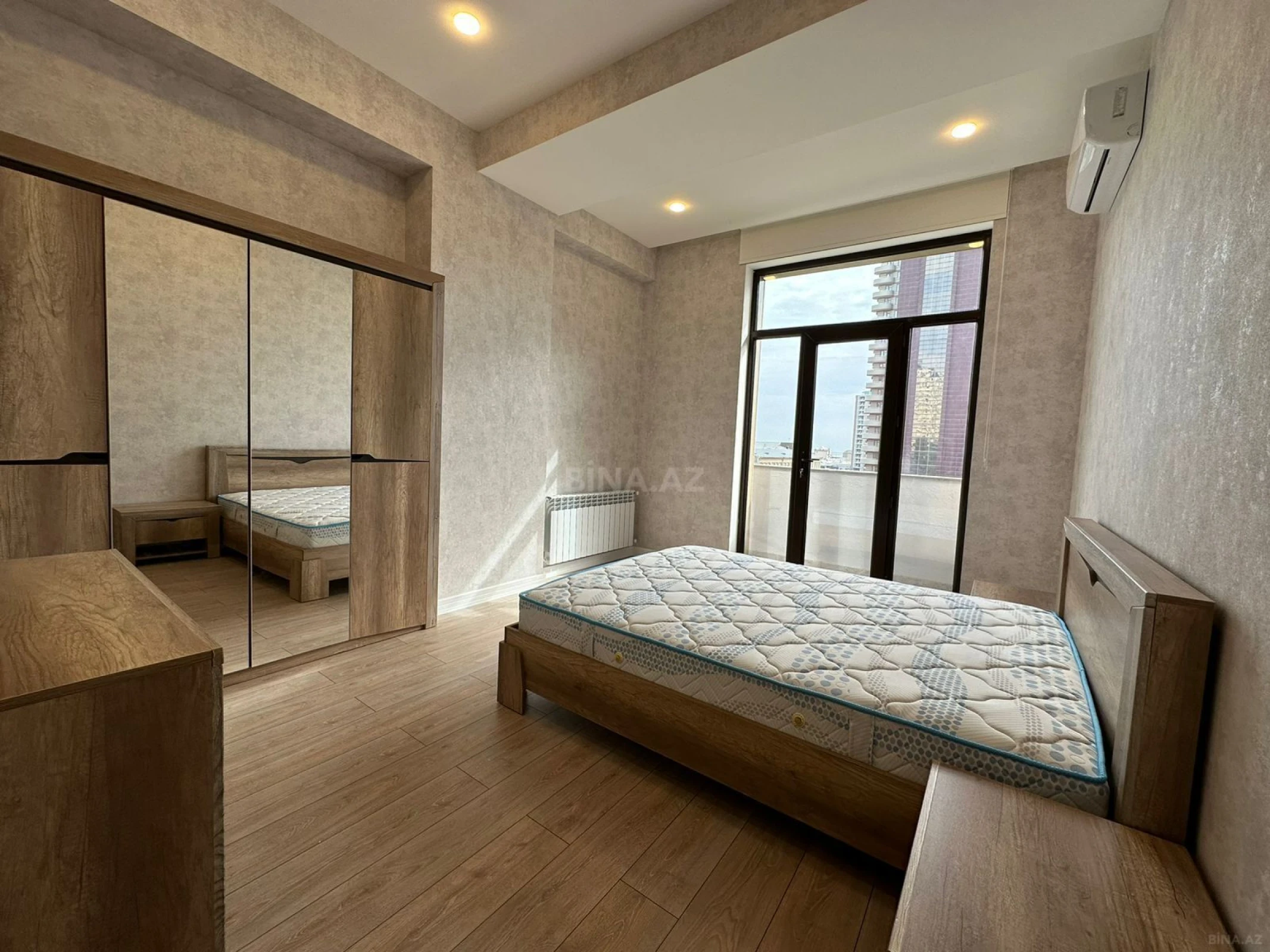 Kirayə verilir 4 otaqlı mənzil 175 m²