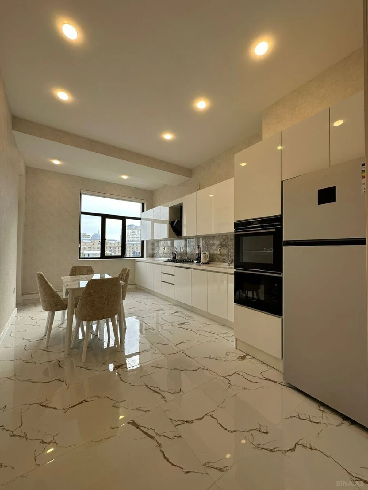Kirayə verilir 4 otaqlı mənzil 175 m²