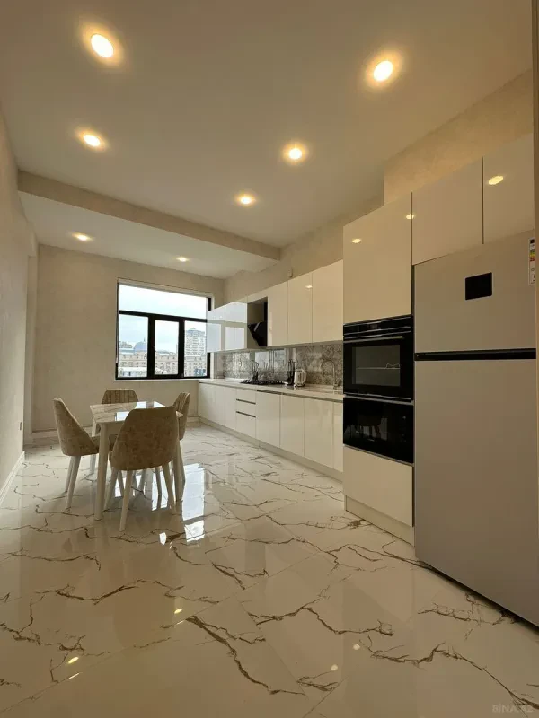 Kirayə verilir 4 otaqlı mənzil 175 m²