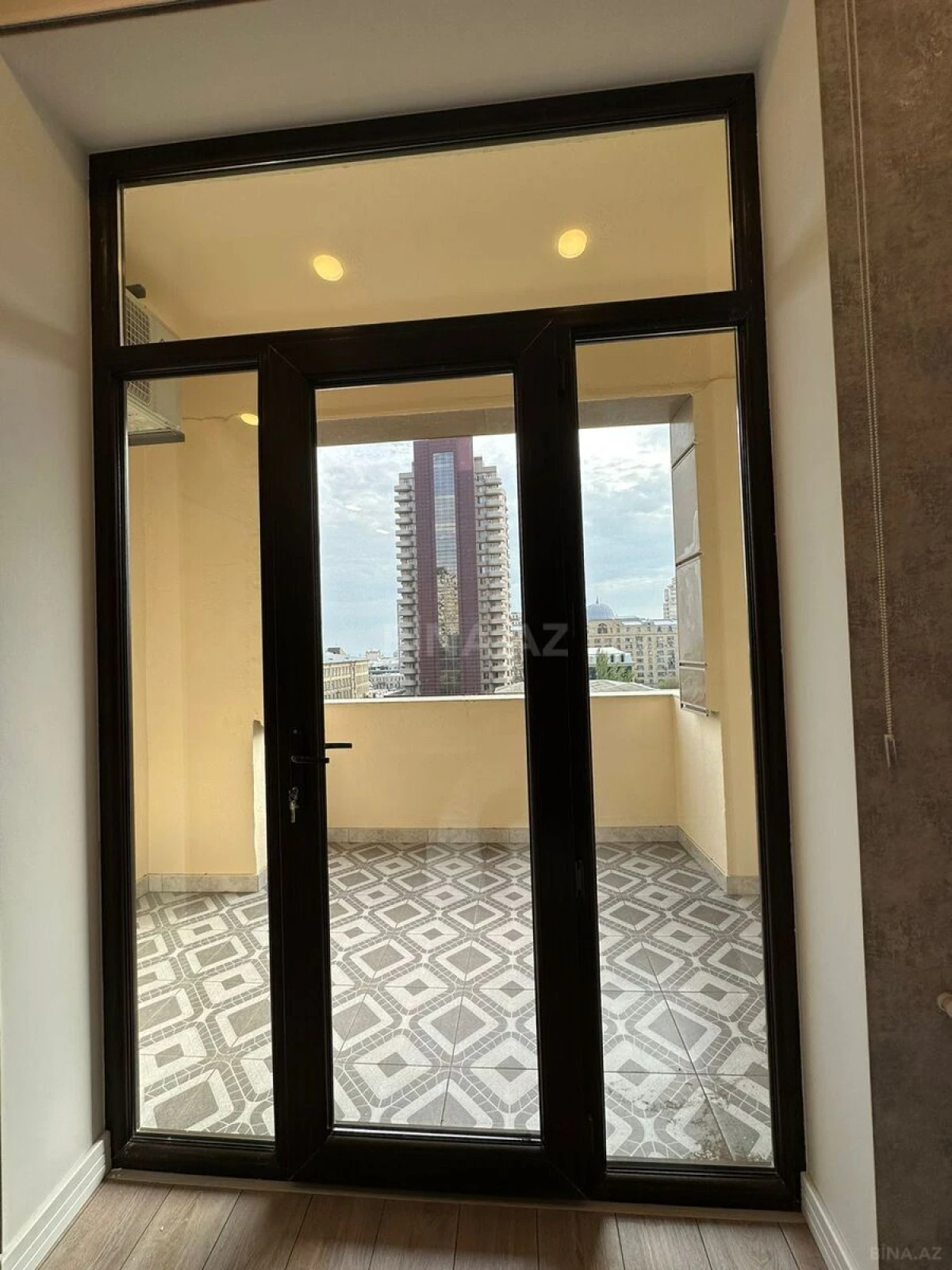 Kirayə verilir 4 otaqlı mənzil 175 m²