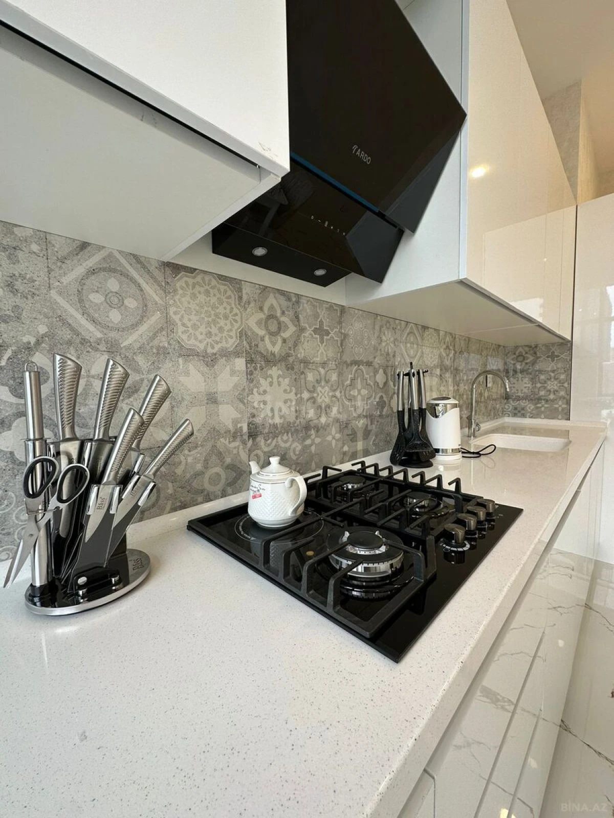 Kirayə verilir 4 otaqlı mənzil 175 m²