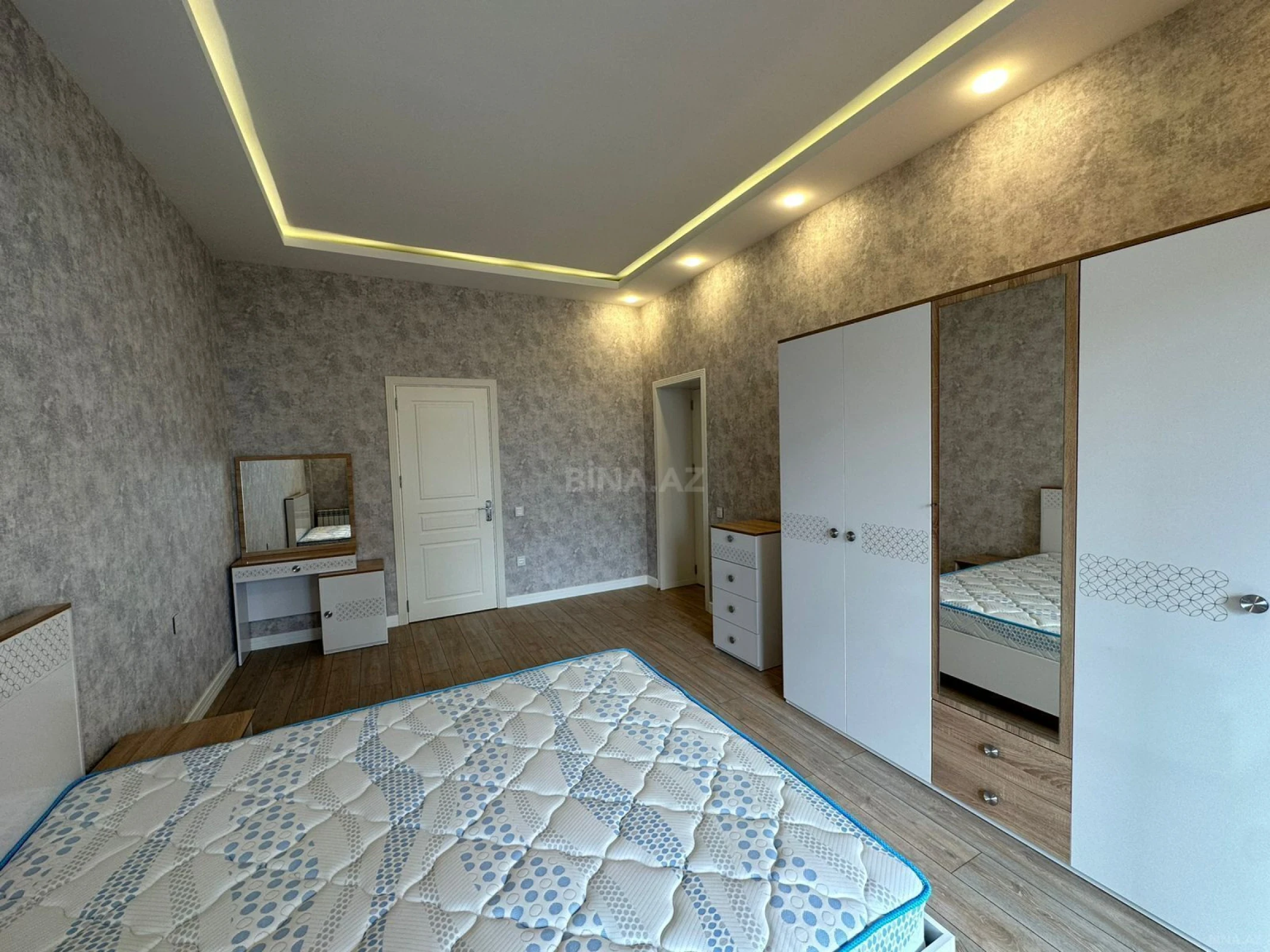 Kirayə verilir 4 otaqlı mənzil 175 m²