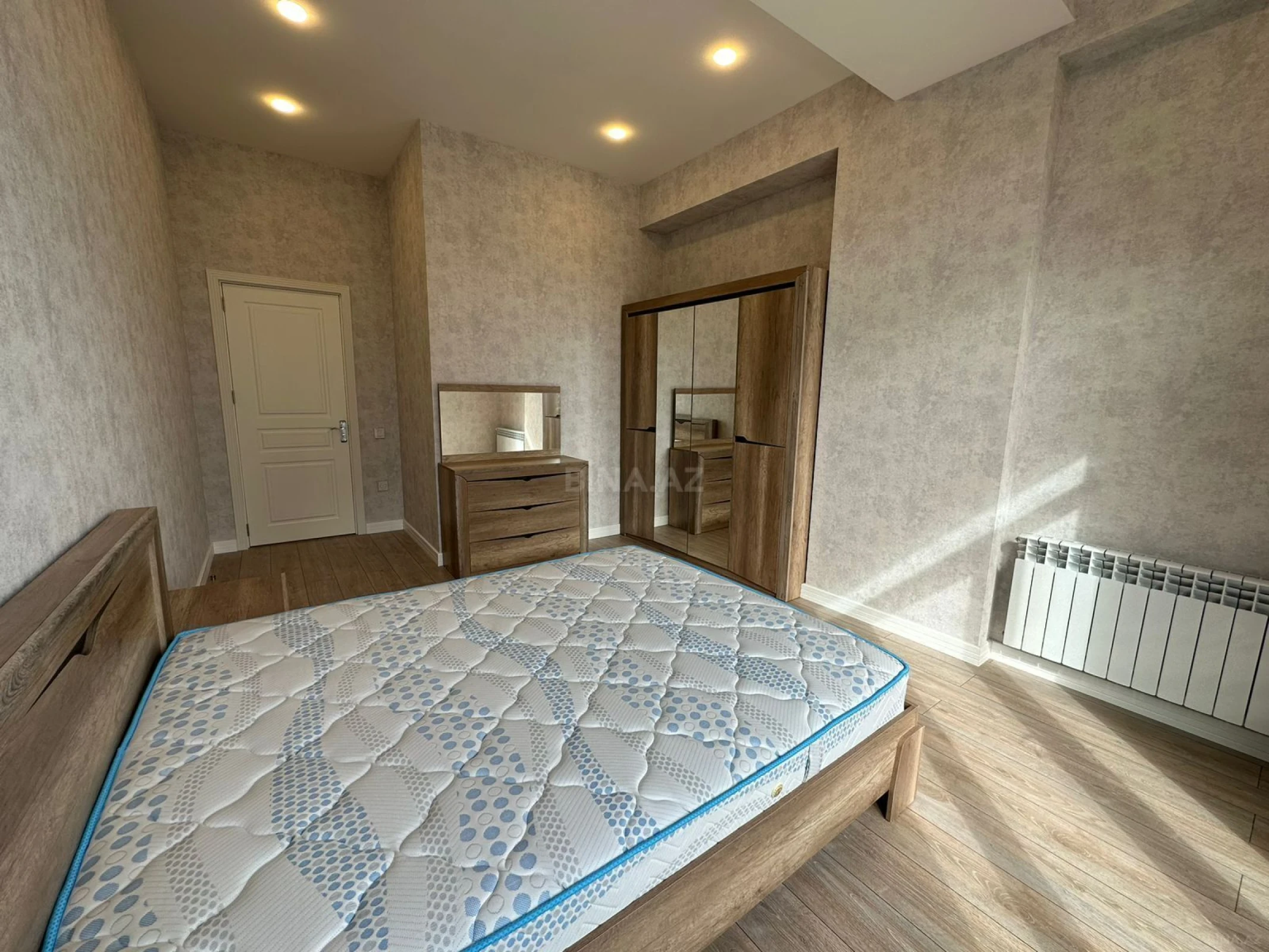 Kirayə verilir 4 otaqlı mənzil 175 m²