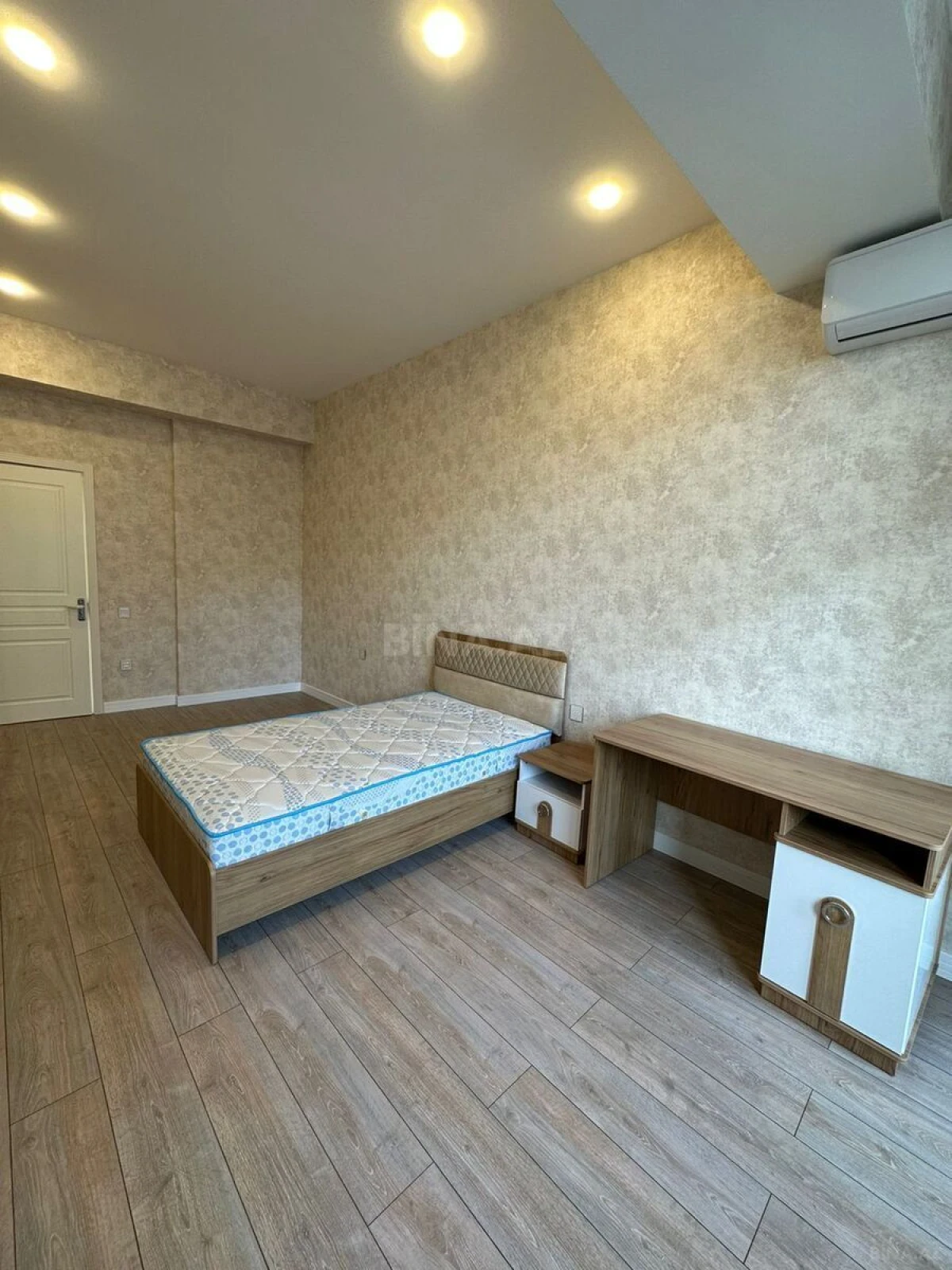 Kirayə verilir 4 otaqlı mənzil 175 m²