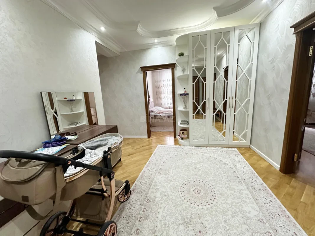 Satılır 3 otaqlı mənzil 125 m²