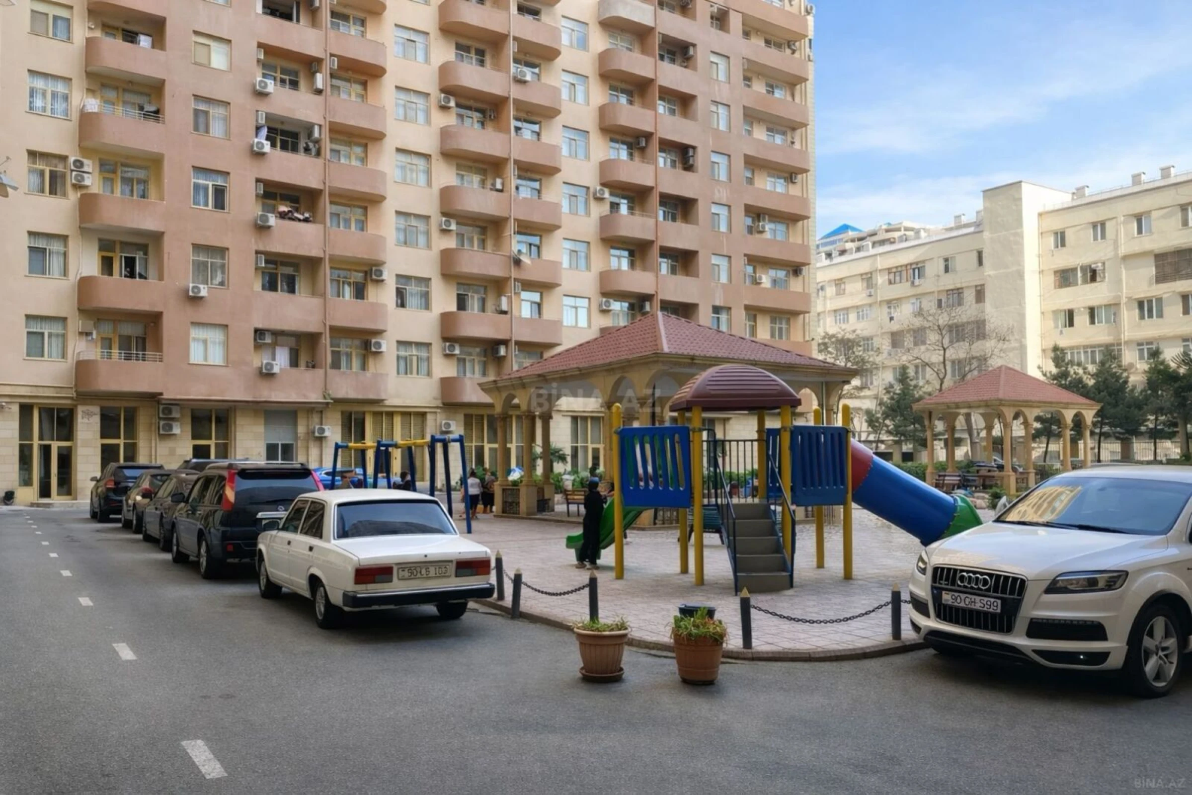 Satılır 4 otaqlı mənzil 155 m²