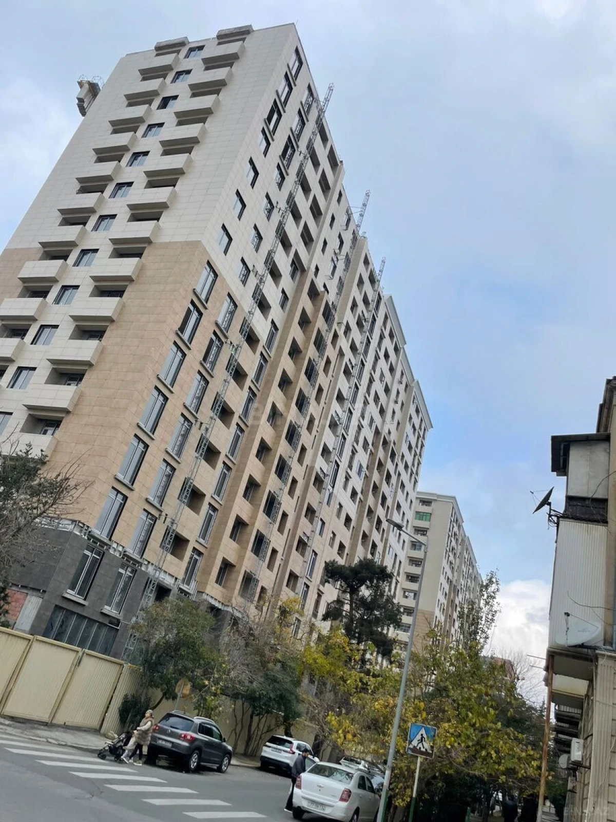 Satılır 3 otaqlı mənzil 137 m²