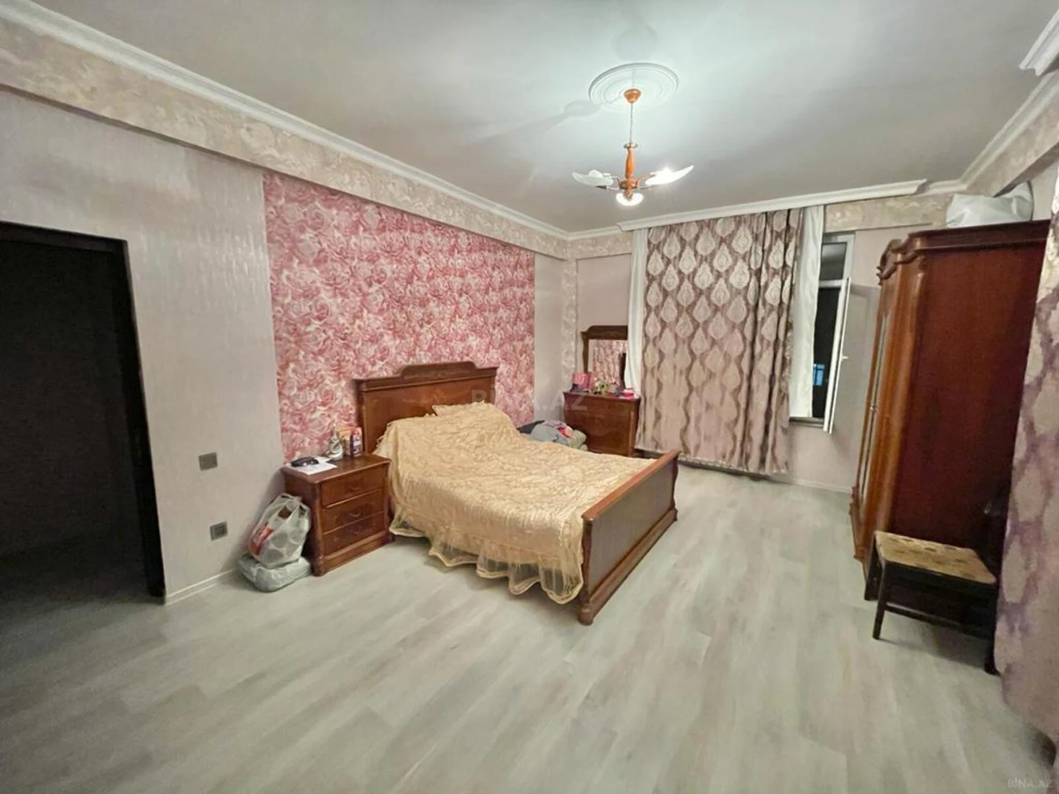Satılır 3 otaqlı mənzil 137 m²