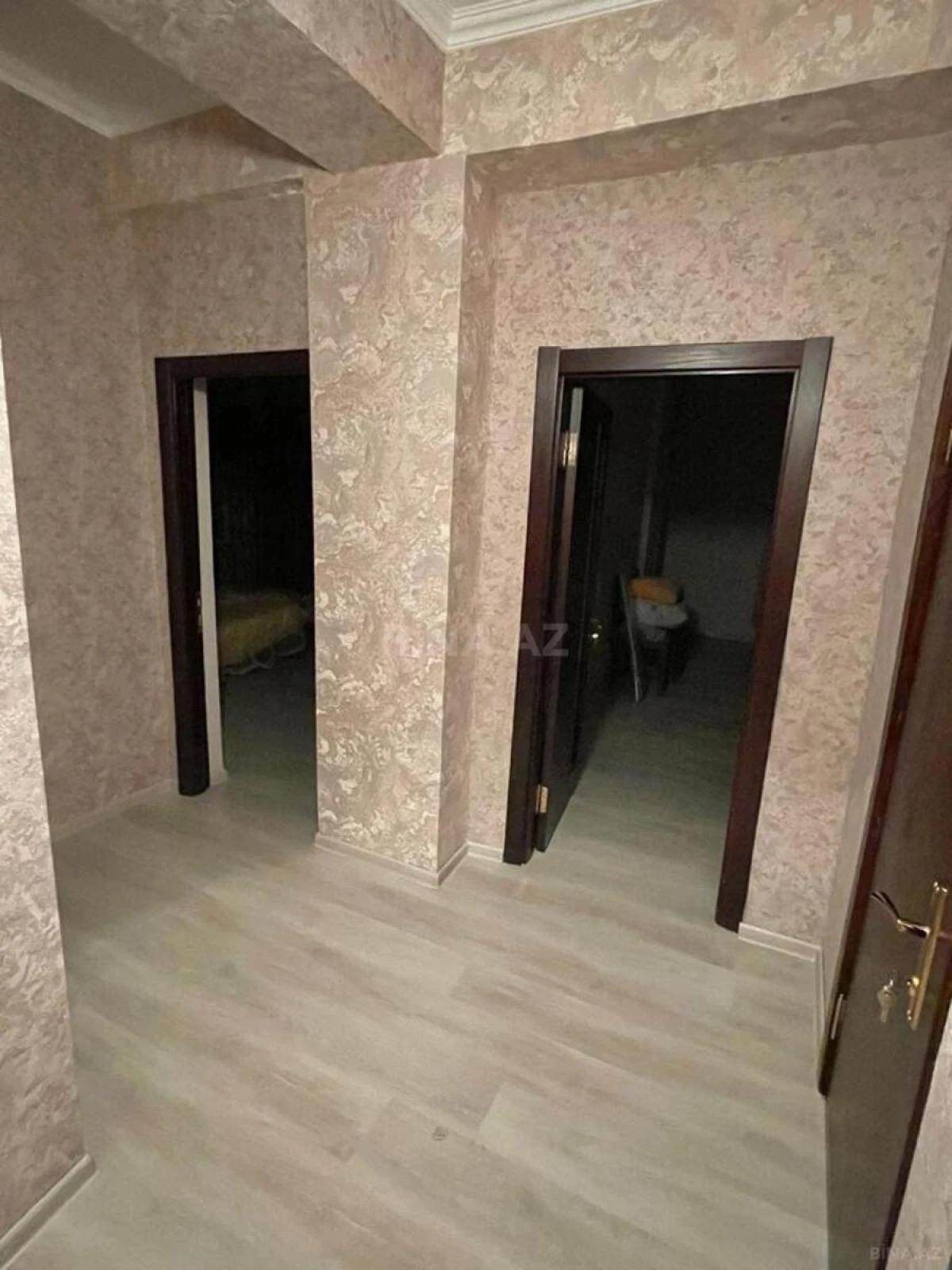 Satılır 3 otaqlı mənzil 137 m²