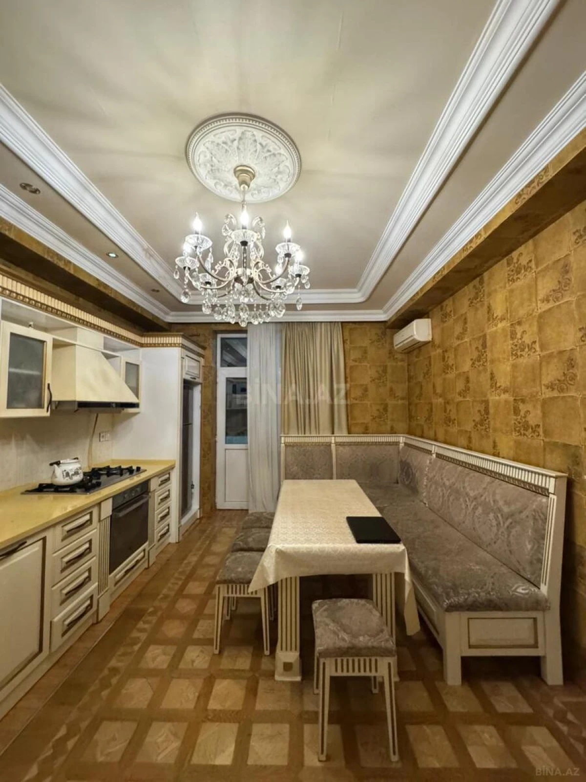 Satılır 4 otaqlı mənzil 192 m²