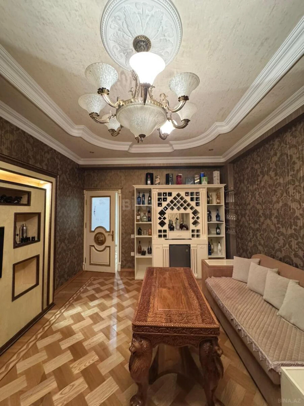 Satılır 4 otaqlı mənzil 192 m²