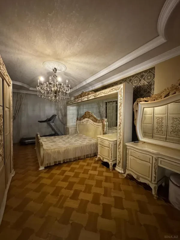 Satılır 4 otaqlı mənzil 192 m²