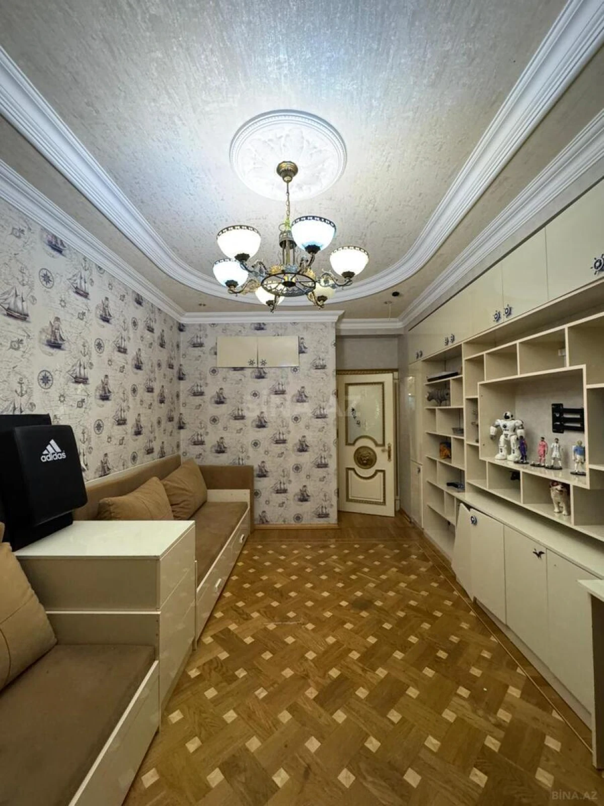 Satılır 4 otaqlı mənzil 192 m²