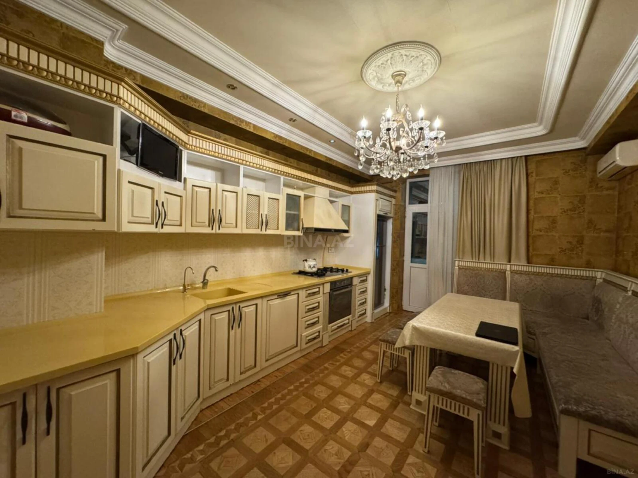 Satılır 4 otaqlı mənzil 192 m²