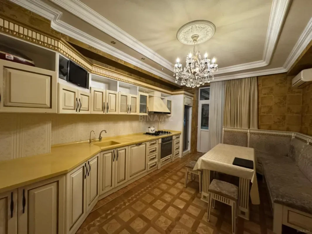 Satılır 4 otaqlı mənzil 192 m²