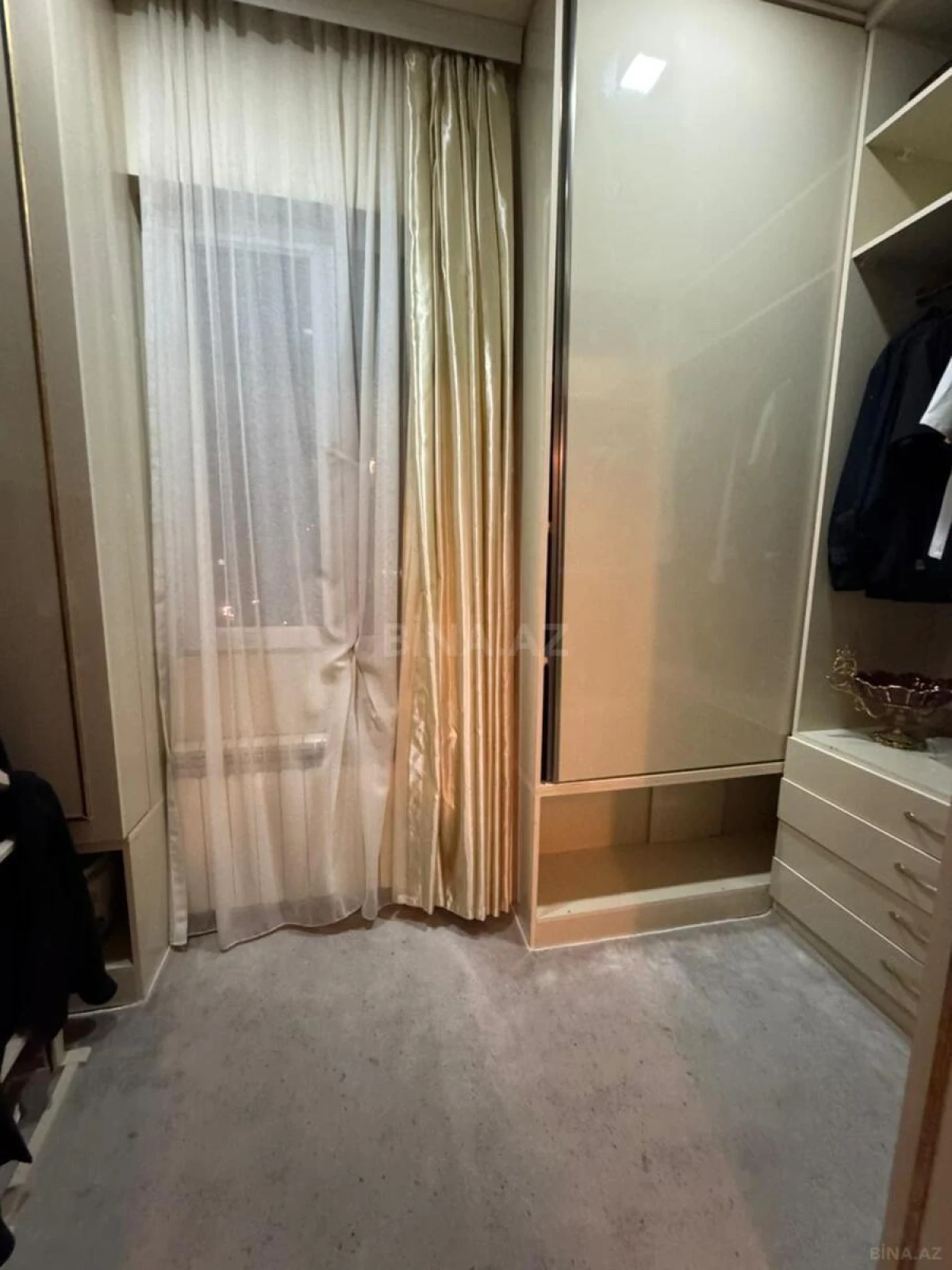 Satılır 4 otaqlı mənzil 192 m²