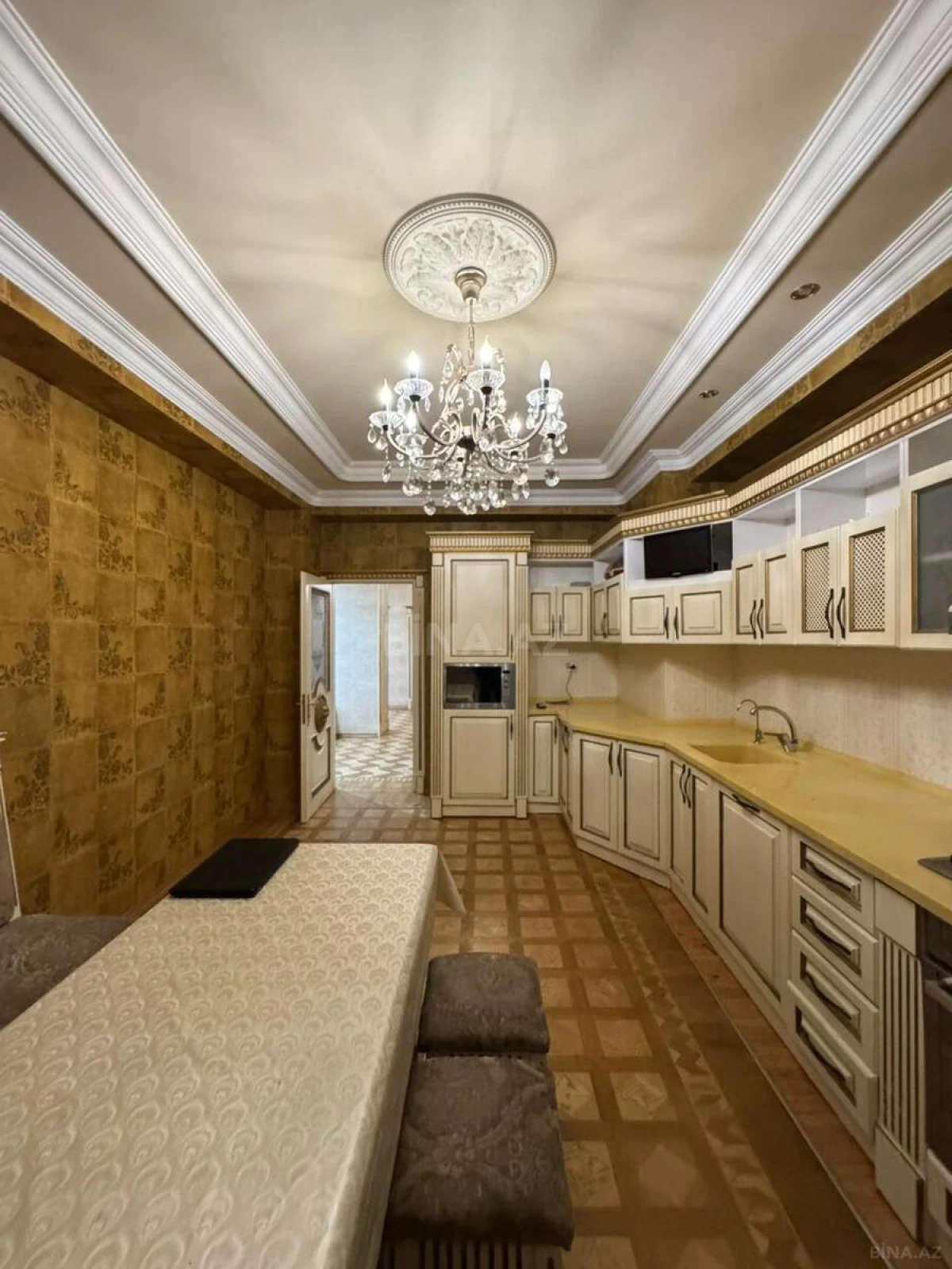Satılır 4 otaqlı mənzil 192 m²