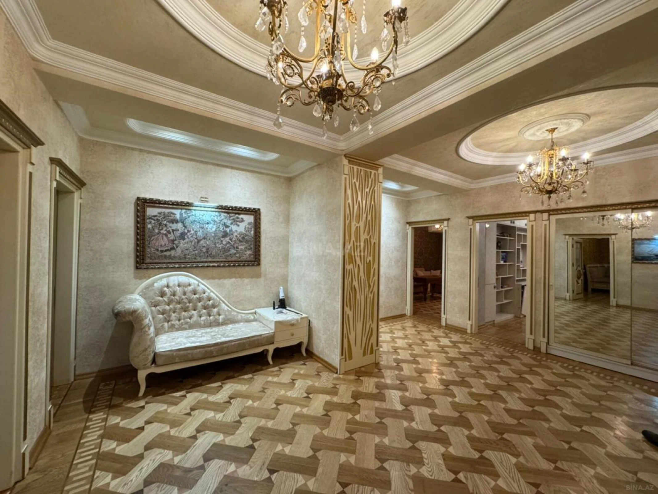 Satılır 4 otaqlı mənzil 192 m²