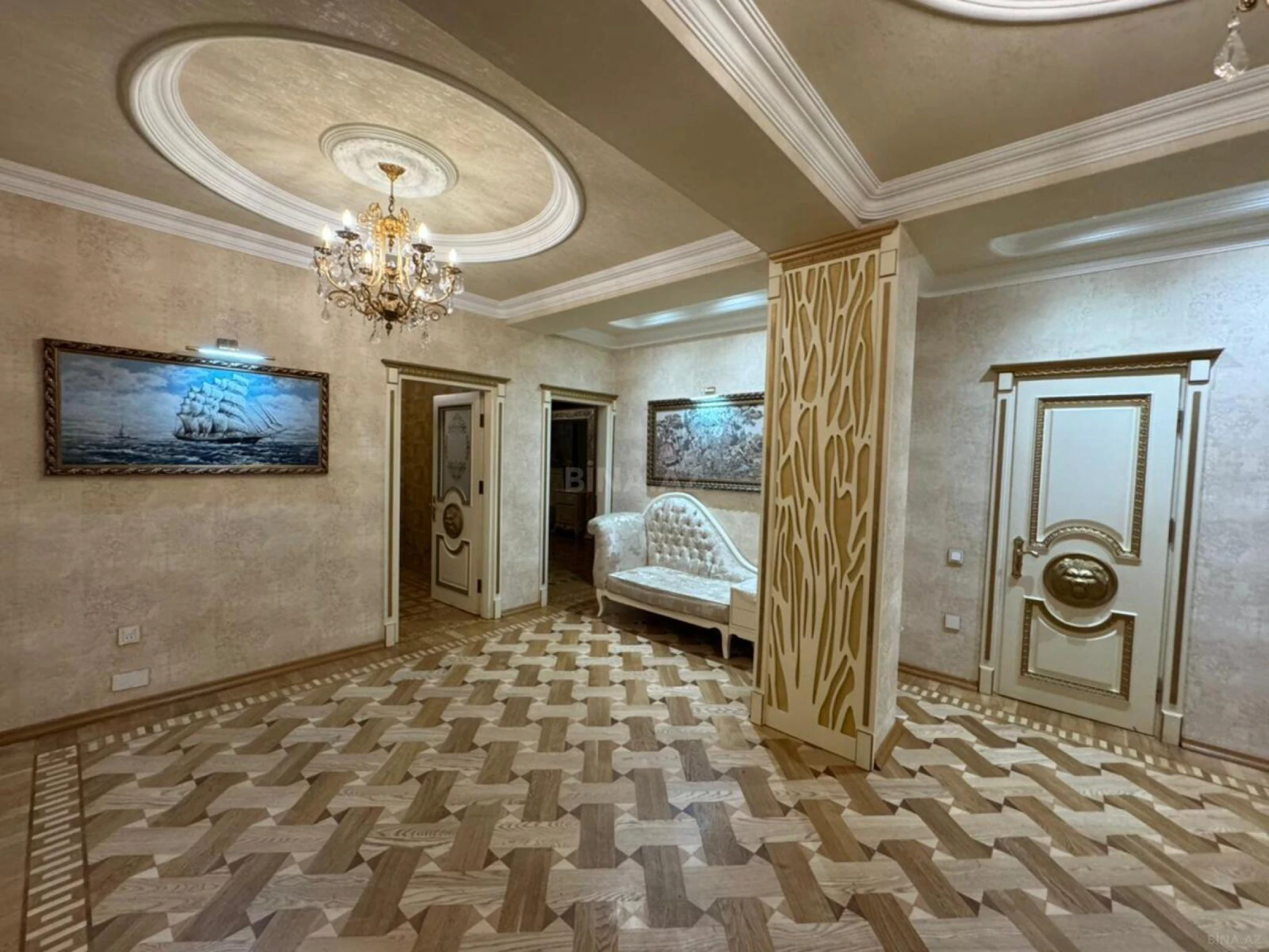 Satılır 4 otaqlı mənzil 192 m²