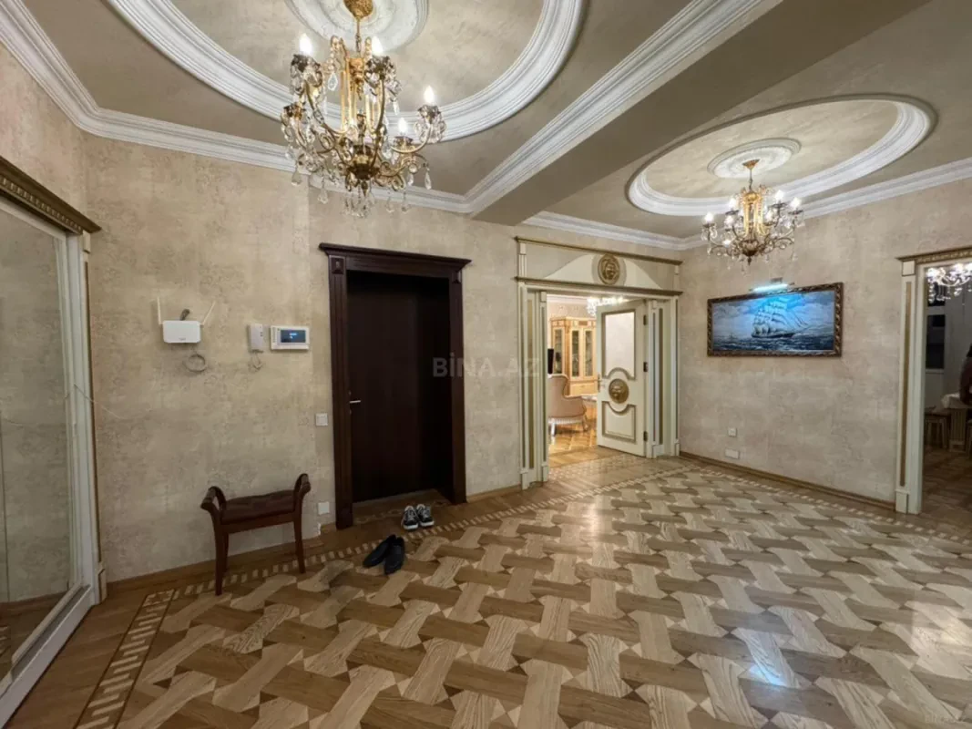 Satılır 4 otaqlı mənzil 192 m²