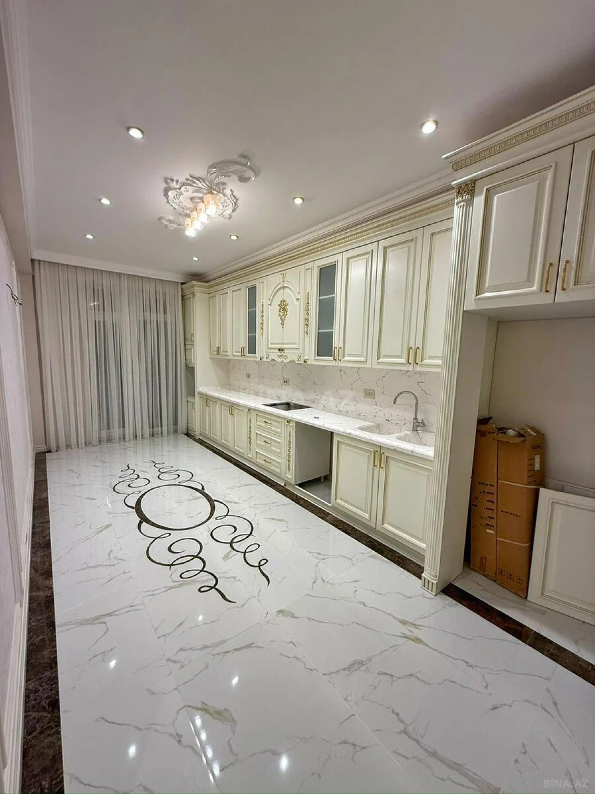 Satılır 4 otaqlı mənzil 165 m²