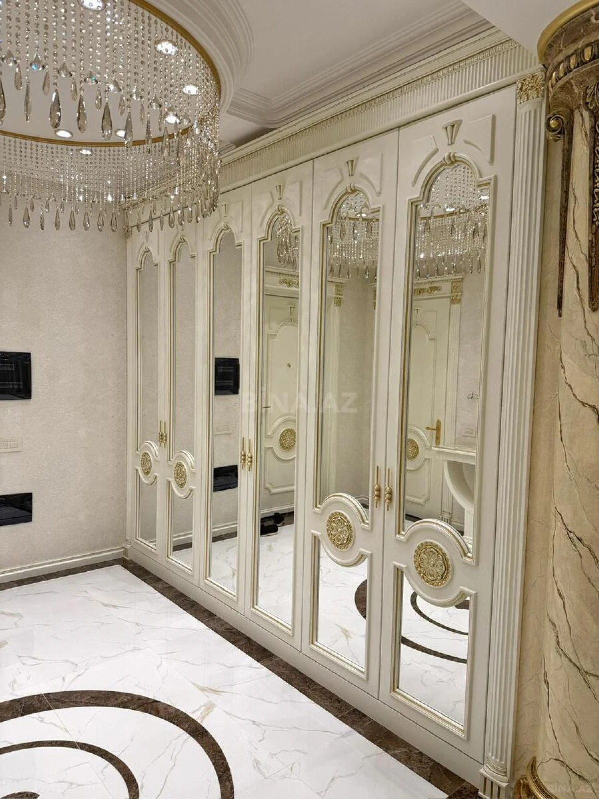 Satılır 4 otaqlı mənzil 165 m²