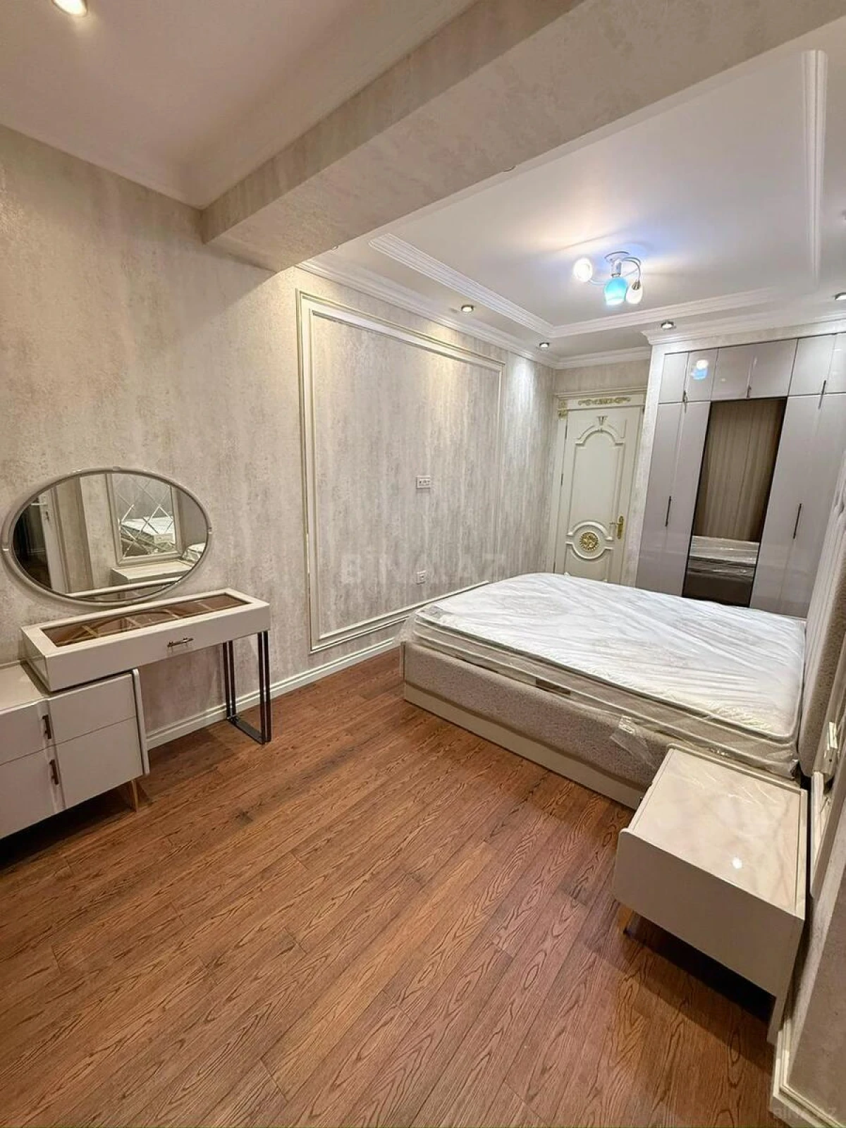 Satılır 4 otaqlı mənzil 165 m²