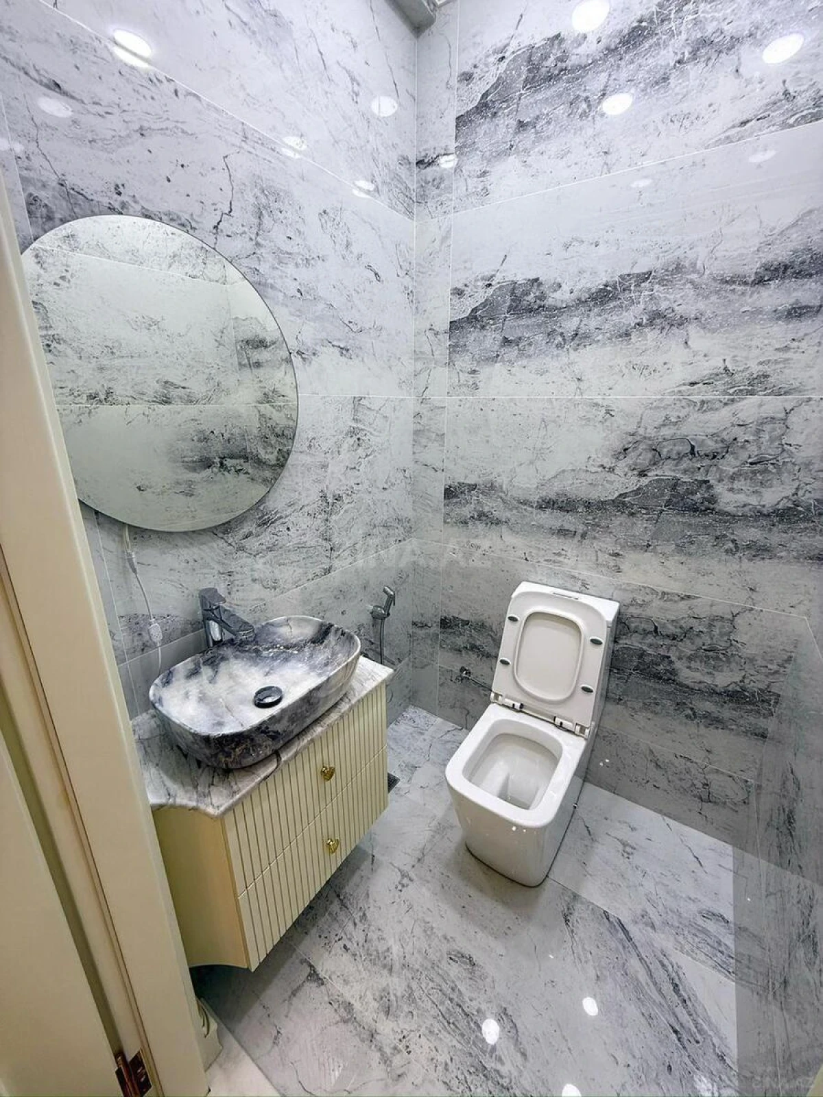 Satılır 4 otaqlı mənzil 165 m²