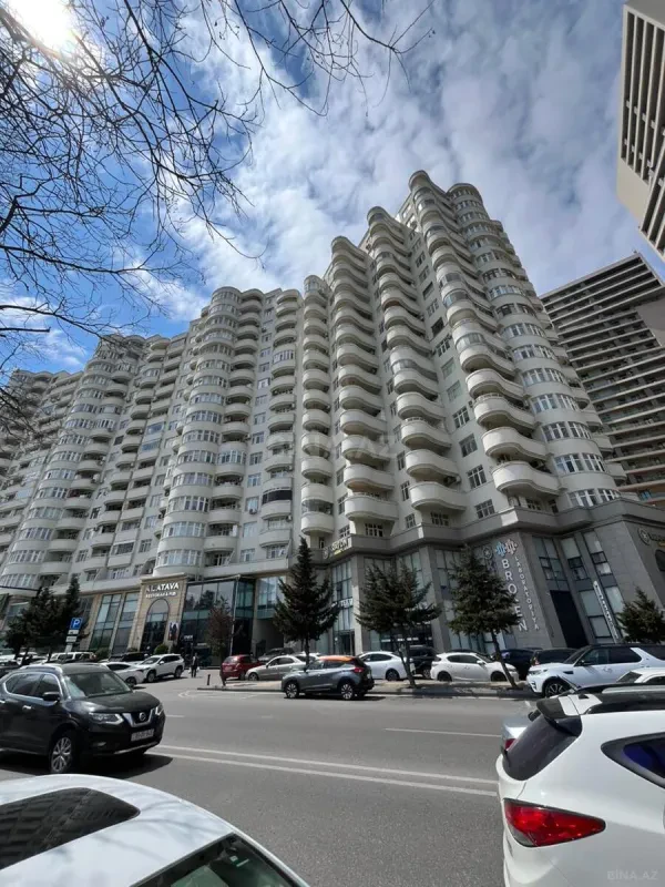 Satılır 3 otaqlı mənzil 200 m²
