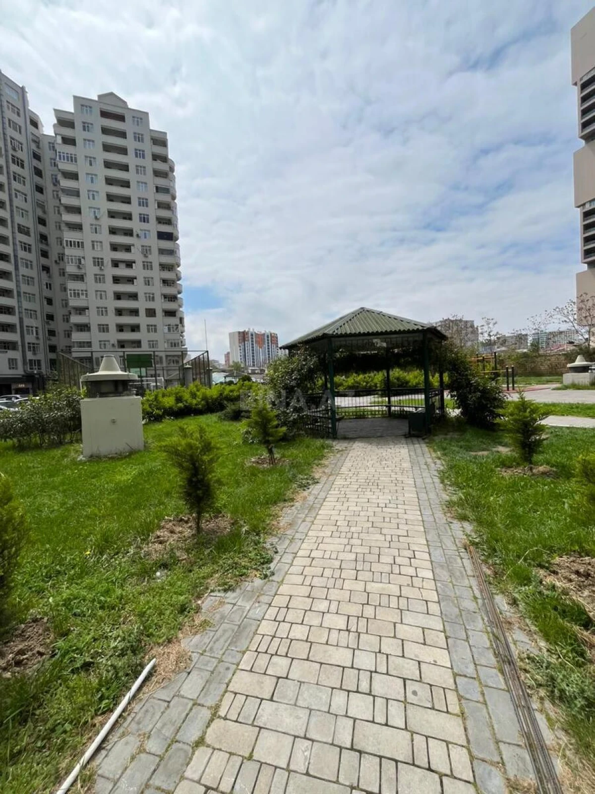 Satılır 3 otaqlı mənzil 200 m²