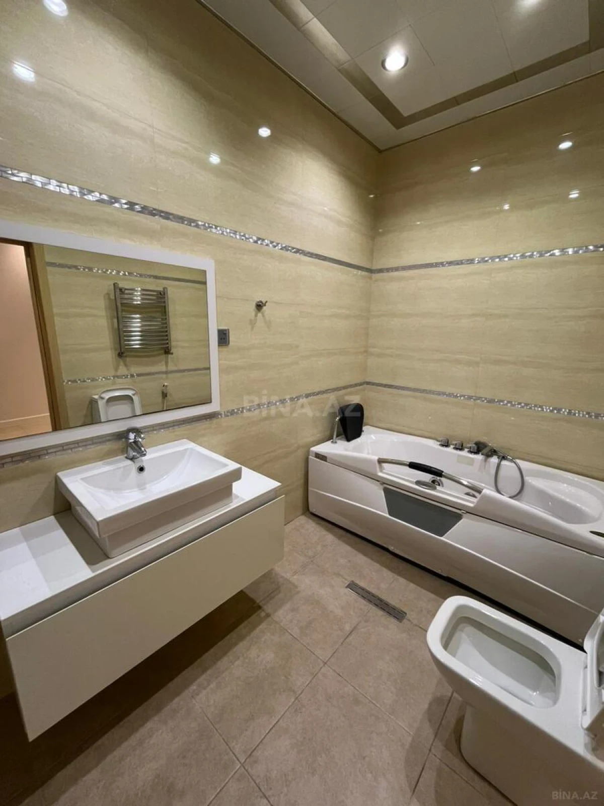 Satılır 3 otaqlı mənzil 200 m²