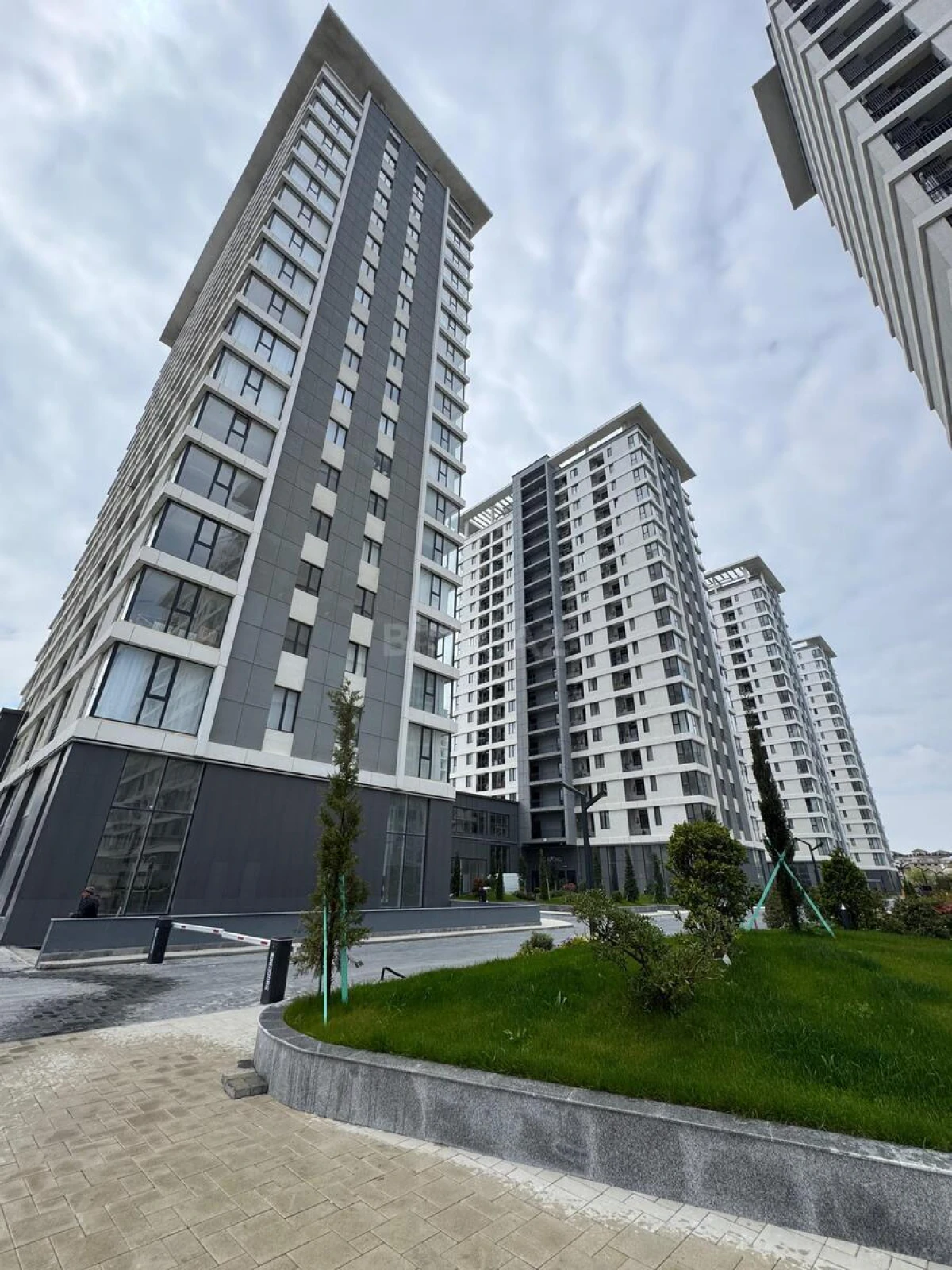 Satılır 2 otaqlı mənzil 77 m²