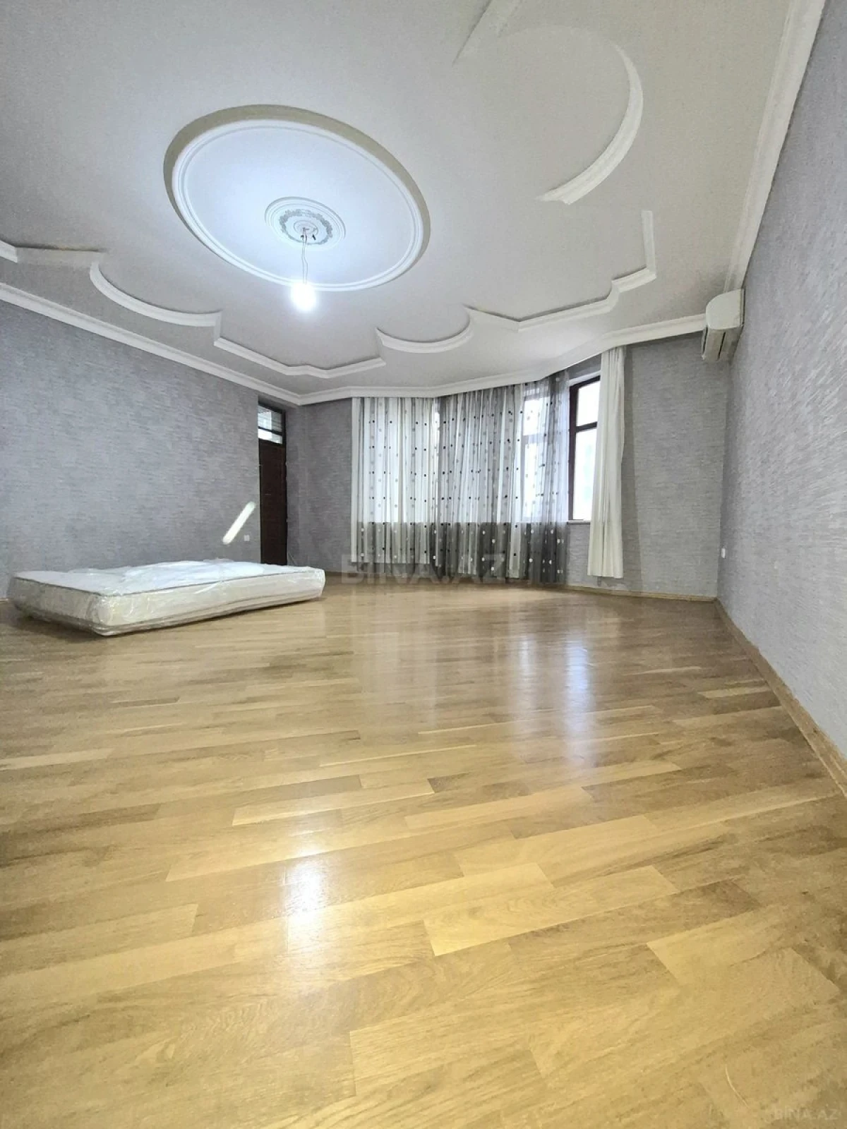 Satılır 3 otaqlı mənzil 165 m²