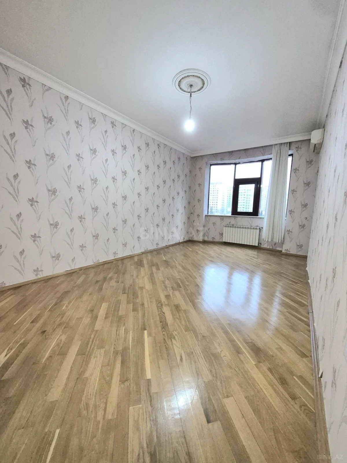 Satılır 3 otaqlı mənzil 165 m²
