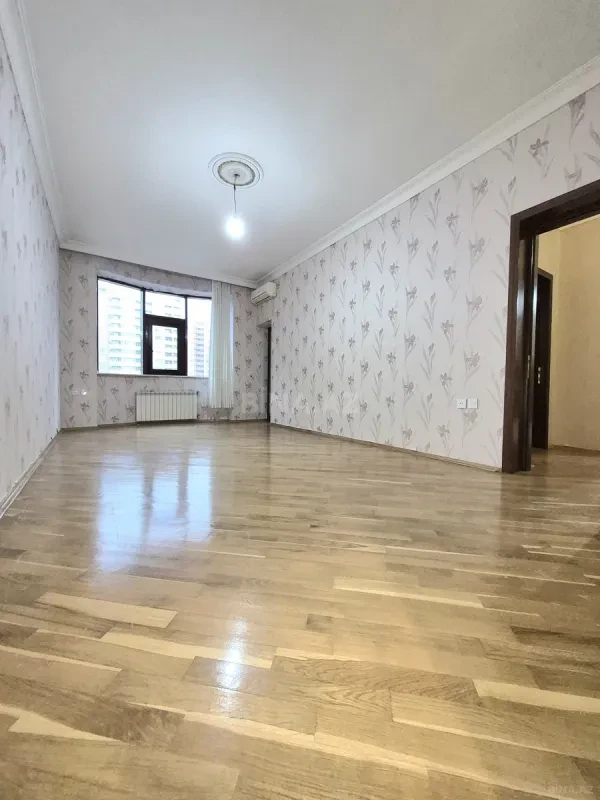 Satılır 3 otaqlı mənzil 165 m²